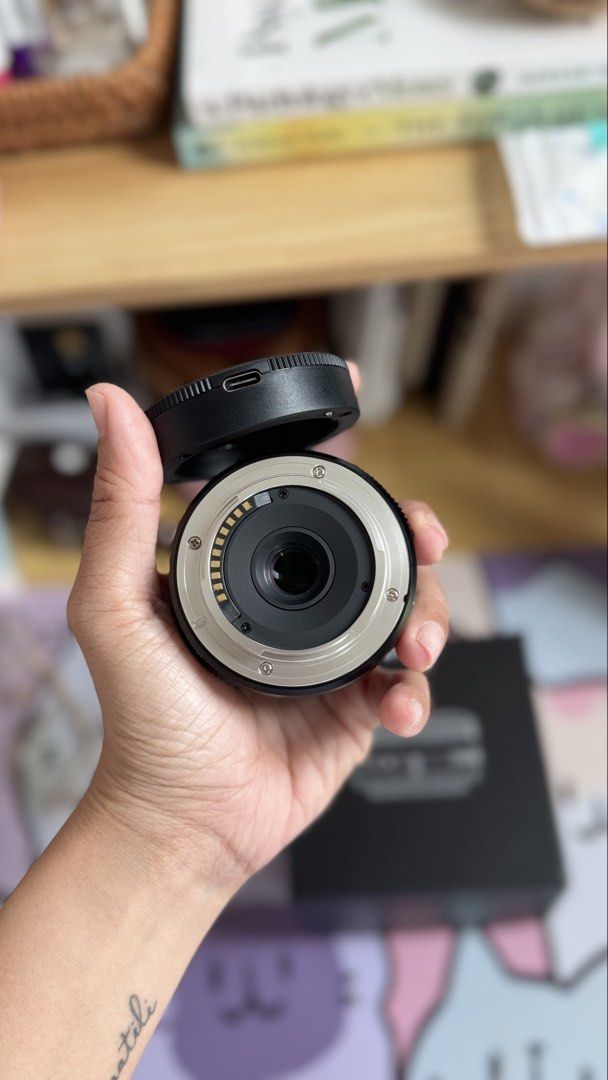 TTArtisan 27mm f2.8 (Category: Lens & Kits) located in Manila. Submitted by rosie_20 (Listing ID 1458781704, Image 2). Description: TTartisan 27mm F2.8 APS-C Frame Ultra-Compact Pancake Lens Used 1x. Bought this year around April Mint condition. No dents, no Scratches. Rfs. I have a fujinon pancake lense so never ko na talaga nagamit ito. It’s stored sa dry box kaya walang mold.