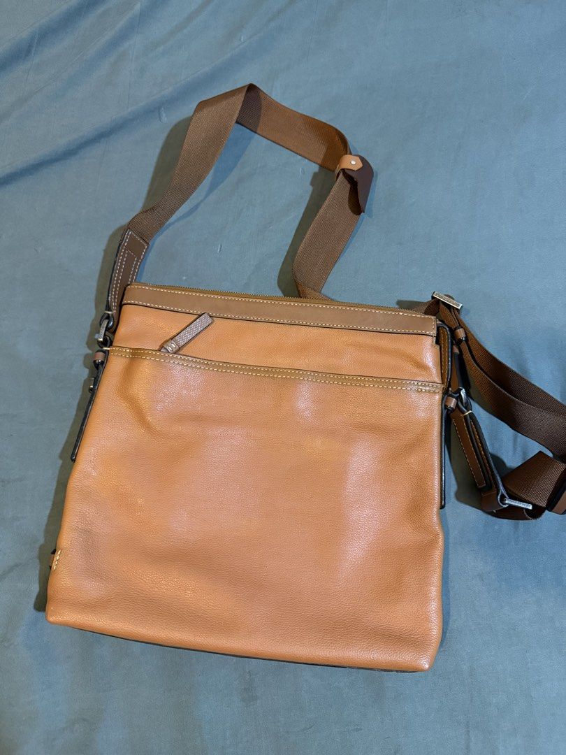 Tumi Mission Bartlett Crossbody Bag (Category: Sling Bags) located in Marikina City. Submitted by jucollective (Listing ID 1458787164, Image 1). Description: Condition is 9.0/10.0 Rich Tan Grained Leather Compartments.