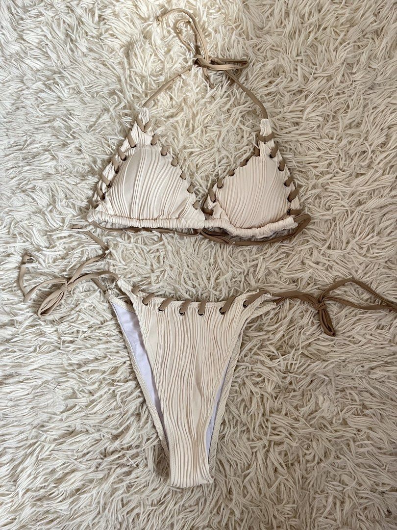 Two piece bikini swimwear (L-XL) (Category: Bikinis & Swimsuits) located in Bacolod City. Submitted by glamgeek.bcd (Listing ID 1458739833, Image 2). Description: - Cute lime green bikini set - Bandeau top with large white flower accent - High-waisted bottoms with smaller flower detail - Ideal for beach days and pool parties - Comfortable and stylish design.