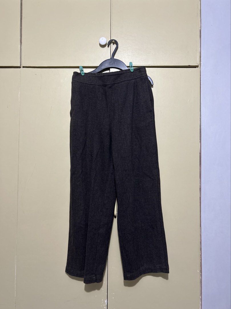 Uniqlo Dark Grey Cropped Pants Size M (Category: Other Bottoms) located in San Pedro. Submitted by annasant.s (Listing ID 1458744373, Image 1). Description: - Uniqlo Cropped Pants - Color: Dark Grey - Size: Medium (M) - Material: Comfortable fabric - Features: Elastic waistband, straight leg cut - Style: Casual, easy to pair with any top.