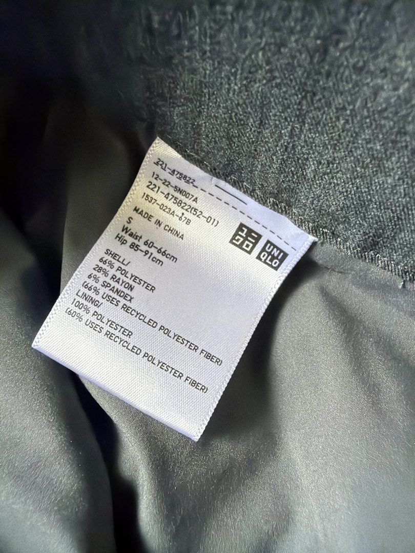 Uniqlo Grey Pleated Mini Skirt (Category: Skirts) located in Valenzuela. Submitted by elkatrin (Listing ID 1458708046, Image 3). Description: - Grey pleated mini skirt - Bought from carousel .