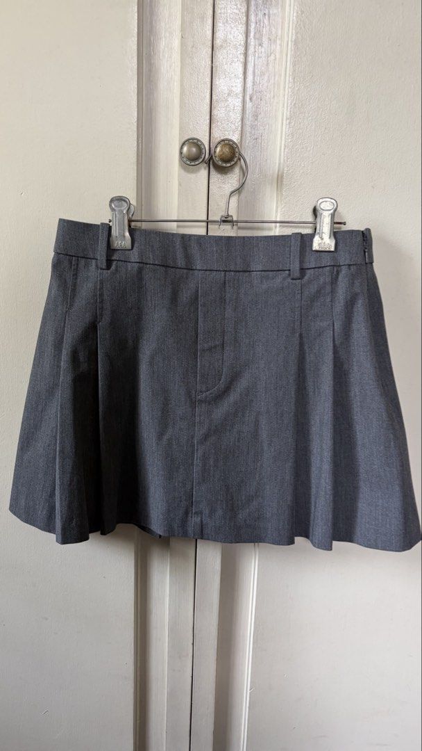 Uniqlo Grey Pleated Mini Skirt (Category: Skirts) located in Valenzuela. Submitted by elkatrin (Listing ID 1458708046, Image 2). Description: - Grey pleated mini skirt - Bought from carousel .