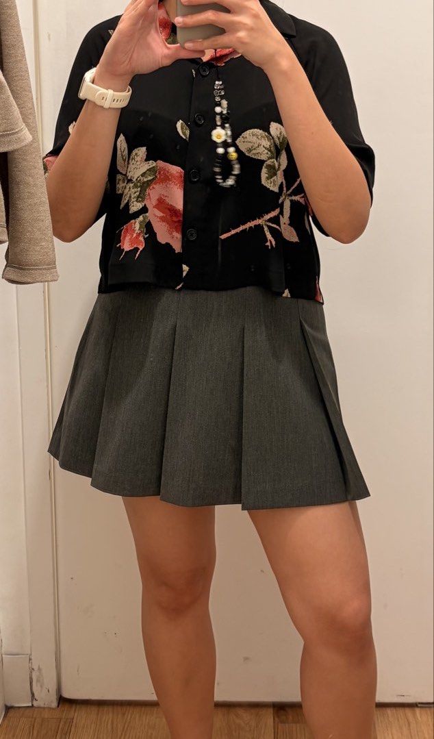 Uniqlo Grey Pleated Mini Skirt (Category: Skirts) located in Valenzuela. Submitted by elkatrin (Listing ID 1458708046, Image 1). Description: - Grey pleated mini skirt - Bought from carousel .