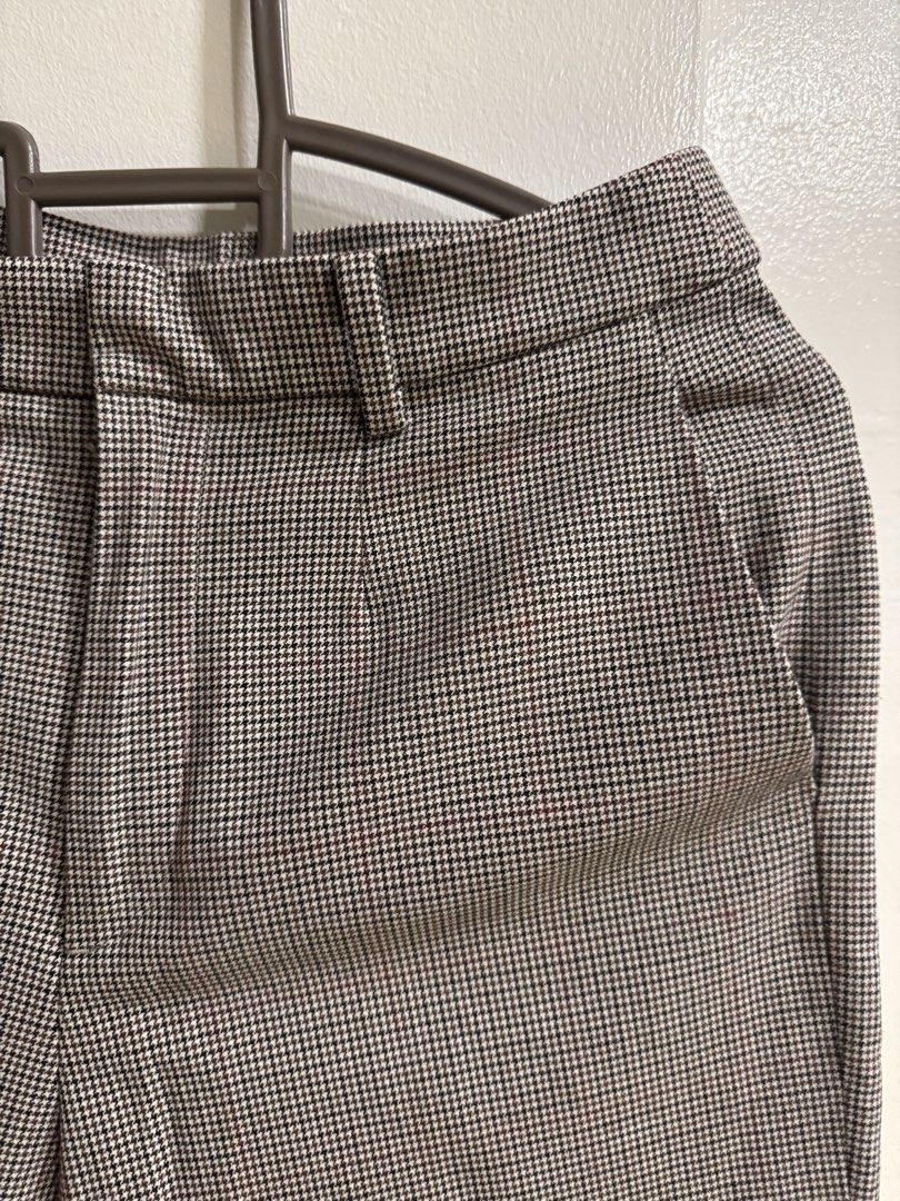 Uniqlo Houndstooth Pattern Pants Size S (Category: Other Bottoms) located in San Fernando. Submitted by on_repeat (Listing ID 1458814906, Image 2). Description: - Classic houndstooth pattern Uniqlo pants - Straight leg cut for a timeless silhouette - Features convenient belt loops - Comfortable blend of polyester, rayon, and spandex for a great fit - Pocket lining made with recycled polyester fiber - Versatile for both casual and smart-casual out