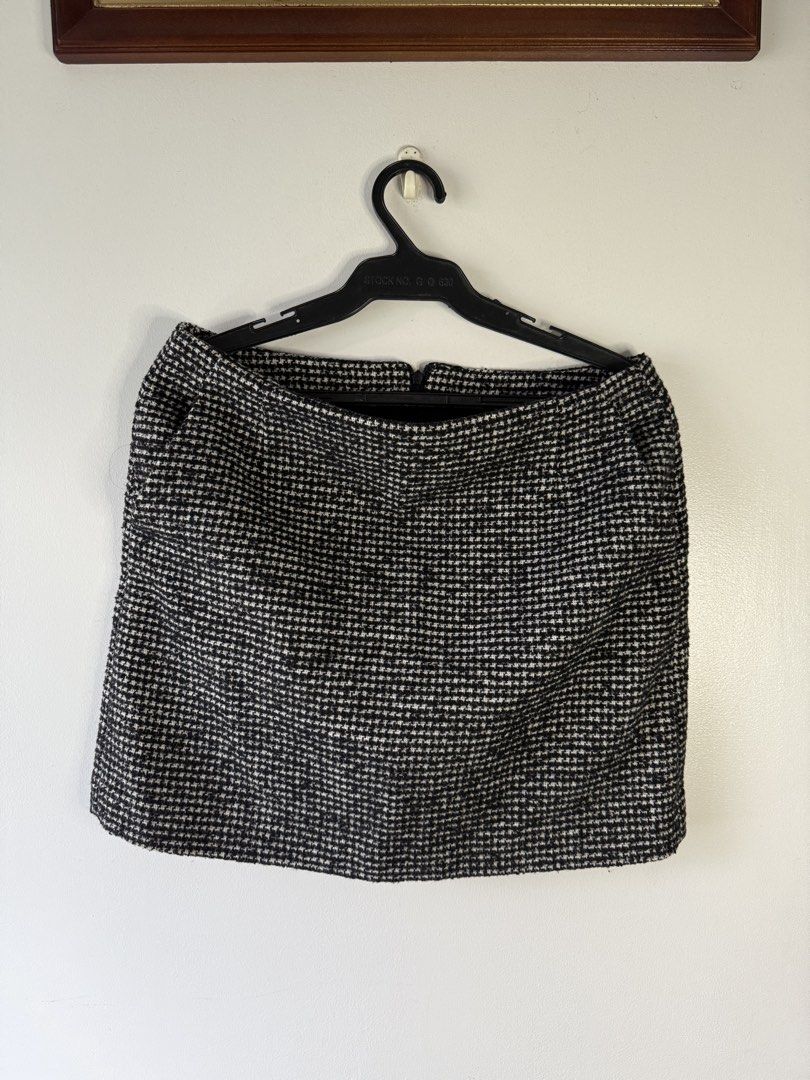 Uniqlo Houndstooth Wool Blend Mini Skirt (Category: Skirts) located in Makati City. Submitted by secondlife.inventory (Listing ID 1458766303, Image 1). Description: - Uniqlo Houndstooth Mini Skirt - Material: Wool blend for a textured feel - Classic black and white pattern - Closure: Back zip - Measurements: Waist 70cm, Hip 97cm - Size fits M-L - Style: Ideal for a smart casual look Pick Up BGC MOP GCash MariBank.