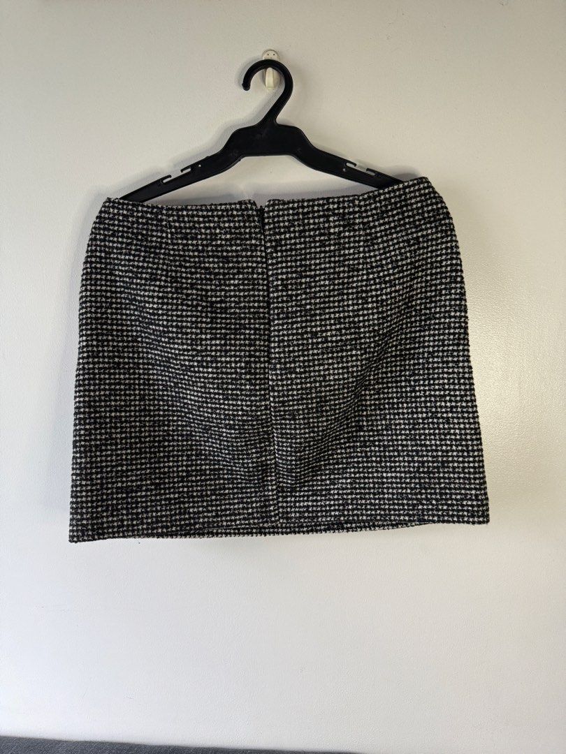 Uniqlo Houndstooth Wool Blend Mini Skirt (Category: Skirts) located in Makati City. Submitted by secondlife.inventory (Listing ID 1458766303, Image 2). Description: - Uniqlo Houndstooth Mini Skirt - Material: Wool blend for a textured feel - Classic black and white pattern - Closure: Back zip - Measurements: Waist 70cm, Hip 97cm - Size fits M-L - Style: Ideal for a smart casual look Pick Up BGC MOP GCash MariBank.
