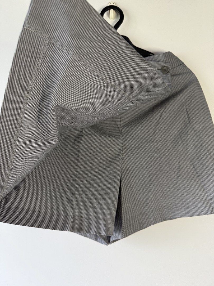 UNIQLO Houndstooth Wrap Skort Size M (Category: Skirts) located in Makati City. Submitted by secondlife.inventory (Listing ID 1458764475, Image 3). Description: - UNIQLO wrap skort - Classic houndstooth pattern - Flattering A-line cut - Button closure at the front - Comfortable elastic waistband at the back - Perfect for casual outings or office wear - Easy to pair with various tops and blouses Size M .