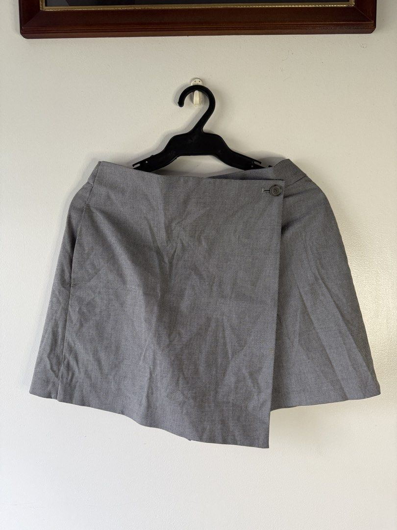 UNIQLO Houndstooth Wrap Skort Size M (Category: Skirts) located in Makati City. Submitted by secondlife.inventory (Listing ID 1458764475, Image 1). Description: - UNIQLO wrap skort - Classic houndstooth pattern - Flattering A-line cut - Button closure at the front - Comfortable elastic waistband at the back - Perfect for casual outings or office wear - Easy to pair with various tops and blouses Size M .
