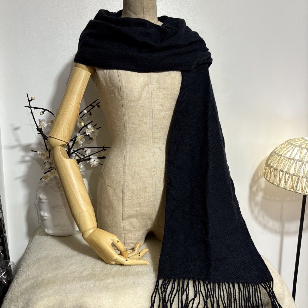Uniqlo Navy Blue Heattech Long Scarf (Category: Scarves) located in Binangonan. Submitted by makoleksyon (Listing ID 1458768652, Image 1). Description: Excellent condition condition Like new No flaws Bought in Japan .