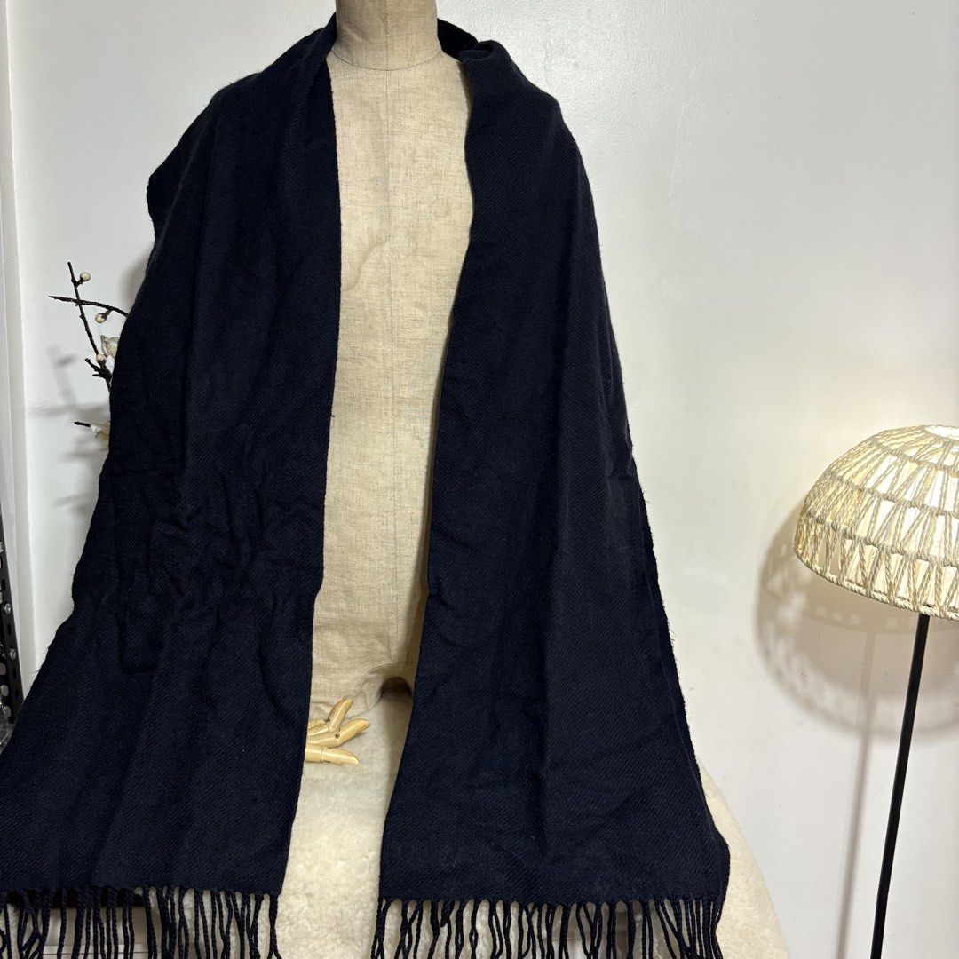 Uniqlo Navy Blue Heattech Long Scarf (Category: Scarves) located in Binangonan. Submitted by makoleksyon (Listing ID 1458768652, Image 2). Description: Excellent condition condition Like new No flaws Bought in Japan .
