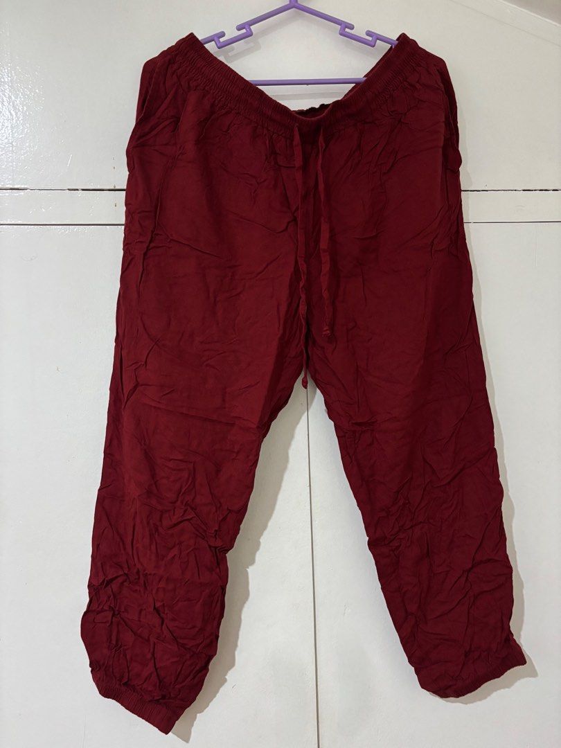 UNIQLO Rayon drape pants (Category: Other Bottoms) located in Calamba. Submitted by thriftypsych (Listing ID 1458823481, Image 1). Description: Haven’t used it but also been cluttered on my closet for a while that’s why it’s wrinkled..
