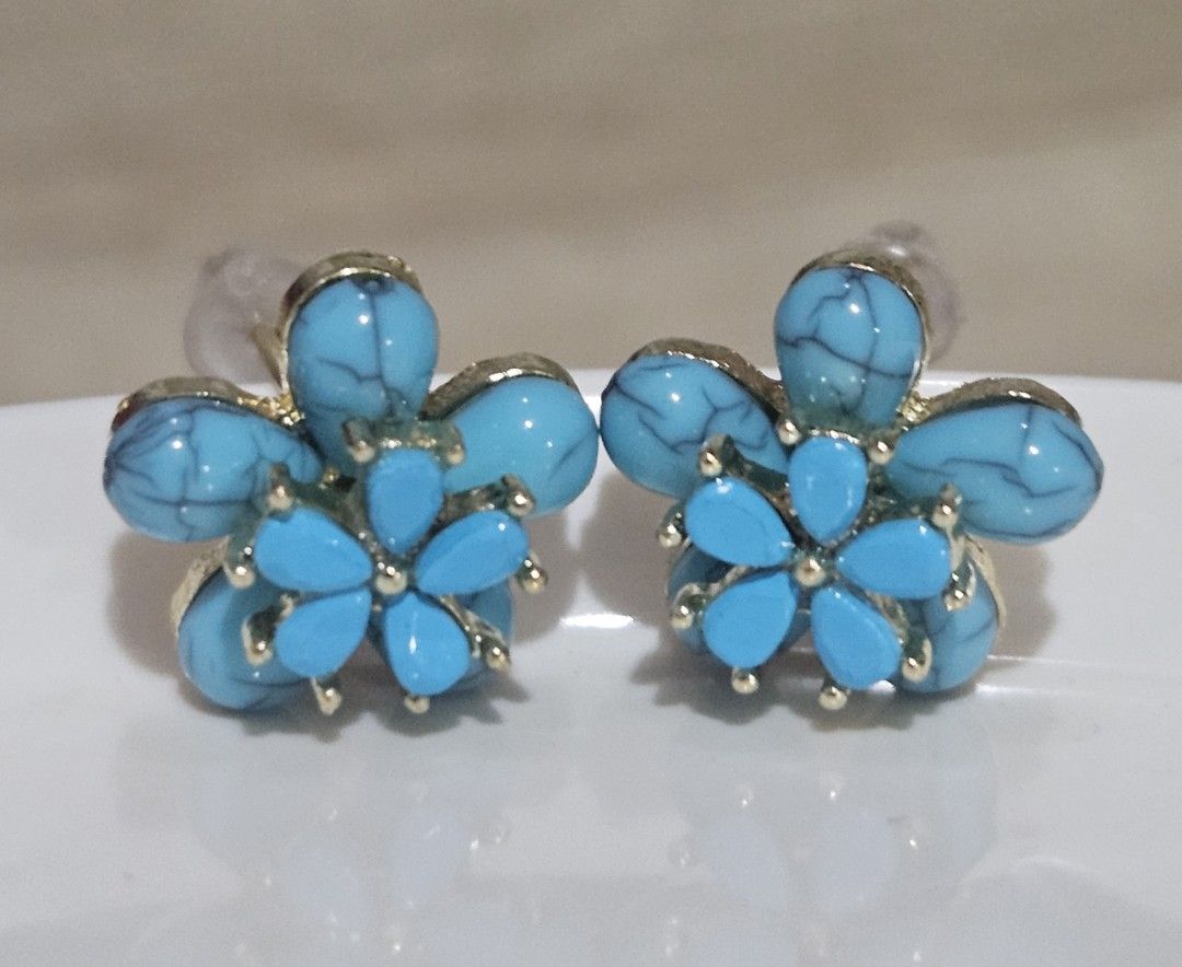 US Turqouise Stone 2layer Flower Earrings (Category: Earrings) located in Cainta. Submitted by Kahi0410 (Listing ID 1458833650, Image 3). Description: Natural Stone S925 earneedle 18k gold filled setting Hypoallergenic Safe for acidic, sensitive skin.