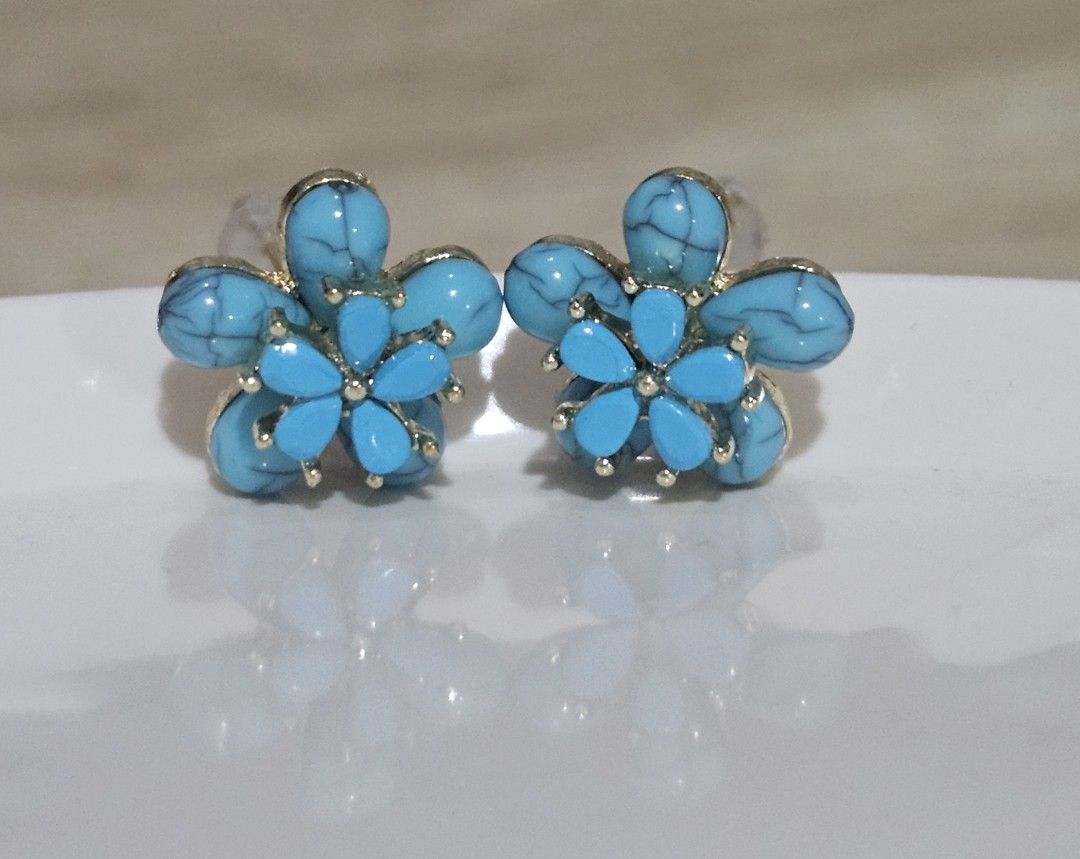 US Turqouise Stone 2layer Flower Earrings (Category: Earrings) located in Cainta. Submitted by Kahi0410 (Listing ID 1458833650, Image 2). Description: Natural Stone S925 earneedle 18k gold filled setting Hypoallergenic Safe for acidic, sensitive skin.
