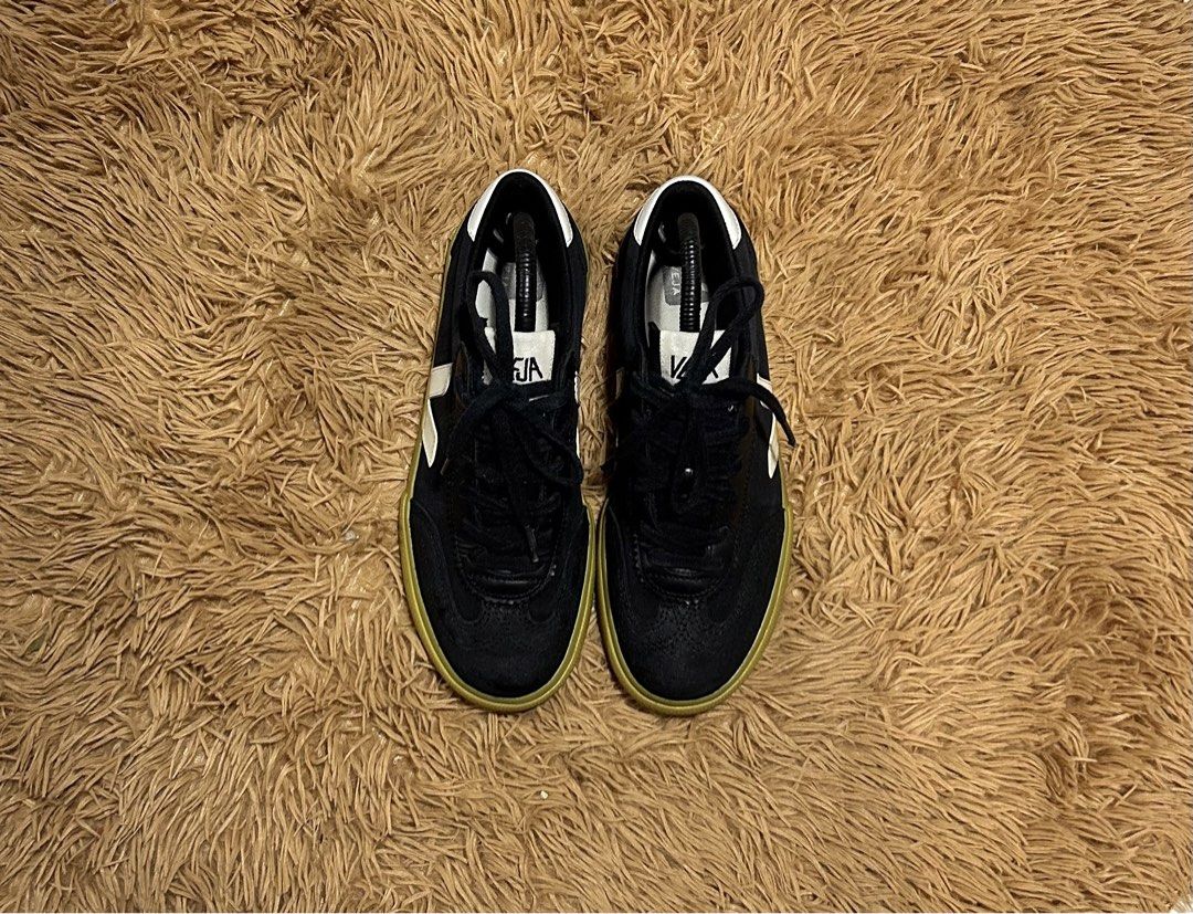 Veja (Category: Sneakers) located in Iloilo. Submitted by thrift-to-thrift-ukay (Listing ID 1458716984, Image 3). Description: Veja Size 39 24.5cm Legit Condition 9.8/10.