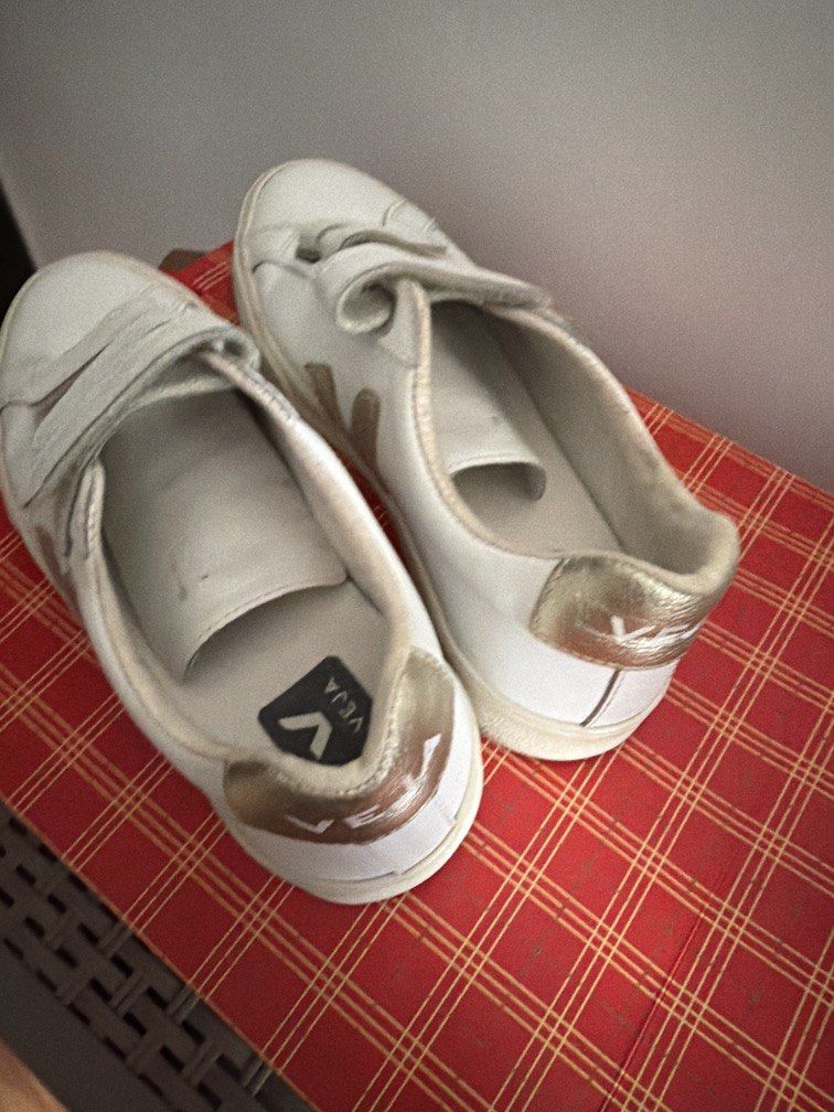 Veja (Category: Announcements) located in Pasig City. Submitted by louise.339 (Listing ID 1458758368, Image 3). Description: Veja Snrakrrs Size 6.5.
