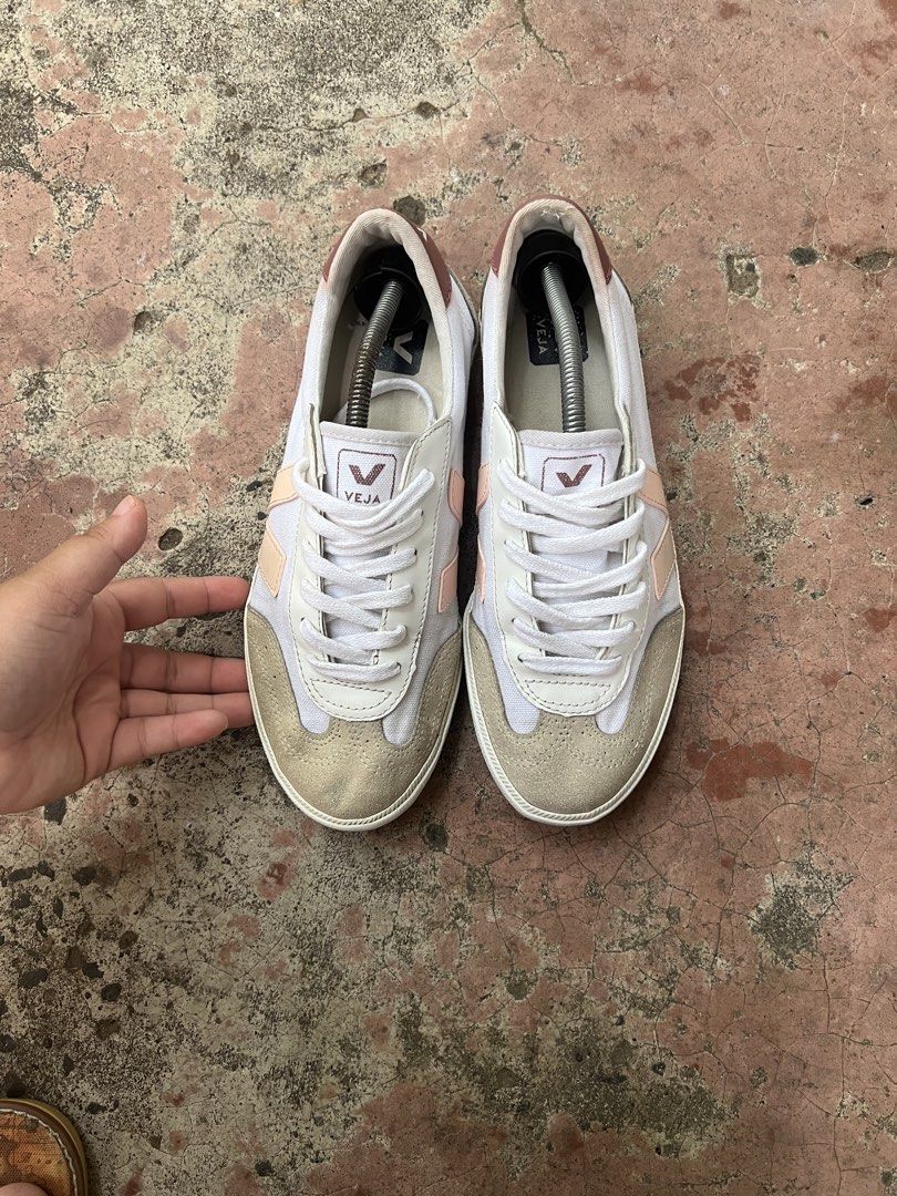 Veja Volley Canvas Sneaker (Category: Sneakers) located in Dapitan. Submitted by gelbread (Listing ID 1458718797, Image 2). Description: .