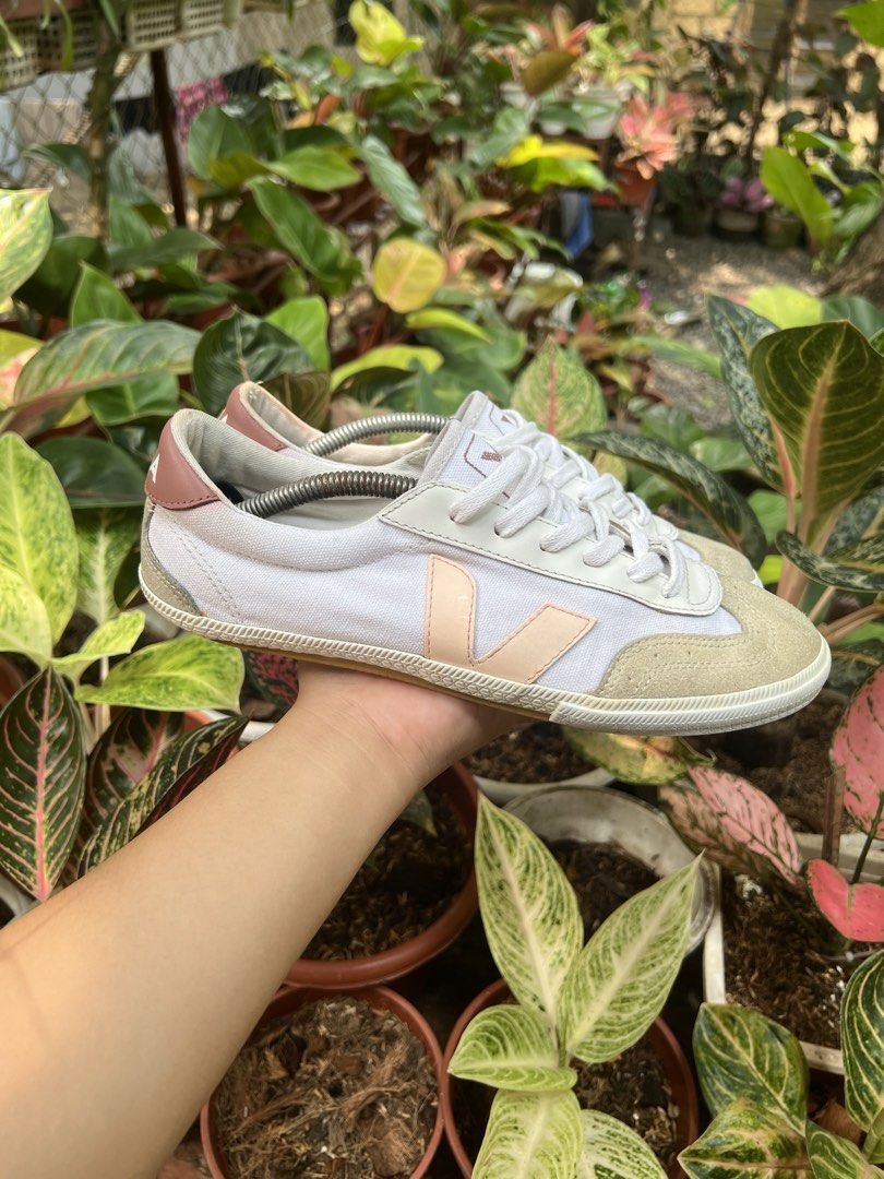 Veja Volley Canvas Sneaker (Category: Sneakers) located in Dapitan. Submitted by gelbread (Listing ID 1458718797, Image 3). Description: .