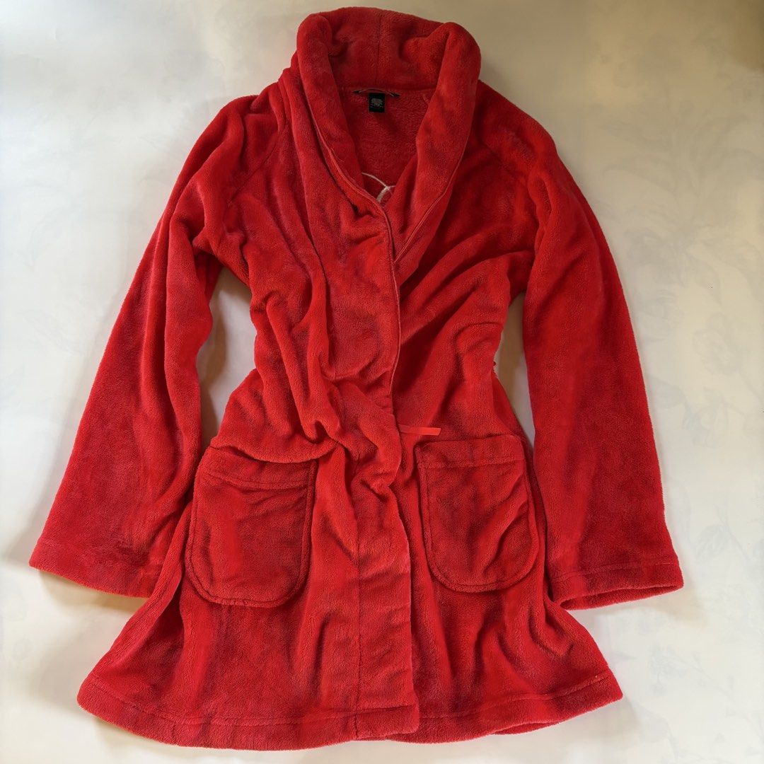Victoria’s Secret red High-quality robe (Category: Undergarments & Loungewear) located in Quezon City. Submitted by kaelian_couture (Listing ID 1458812998, Image 1). Description: Robe tie missing.
