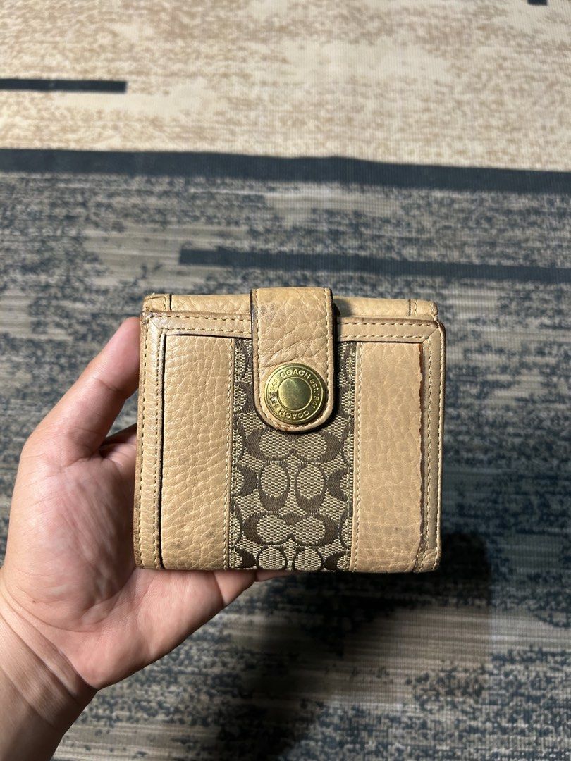 Vintage Coach Ergo Bifold Wallet (Category: Luxury Bags & Wallets) located in Braulio E. Dujali. Submitted by oddlotpriv3808 (Listing ID 1458863578, Image 3). Description: Rank A-B Excellent Condition Need Cleaning Minor sign of use.