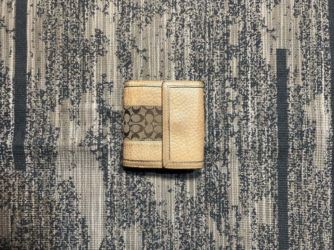 Vintage Coach Ergo Bifold Wallet (Category: Luxury Bags & Wallets) located in Braulio E. Dujali. Submitted by oddlotpriv3808 (Listing ID 1458863578, Image 2). Description: Rank A-B Excellent Condition Need Cleaning Minor sign of use.