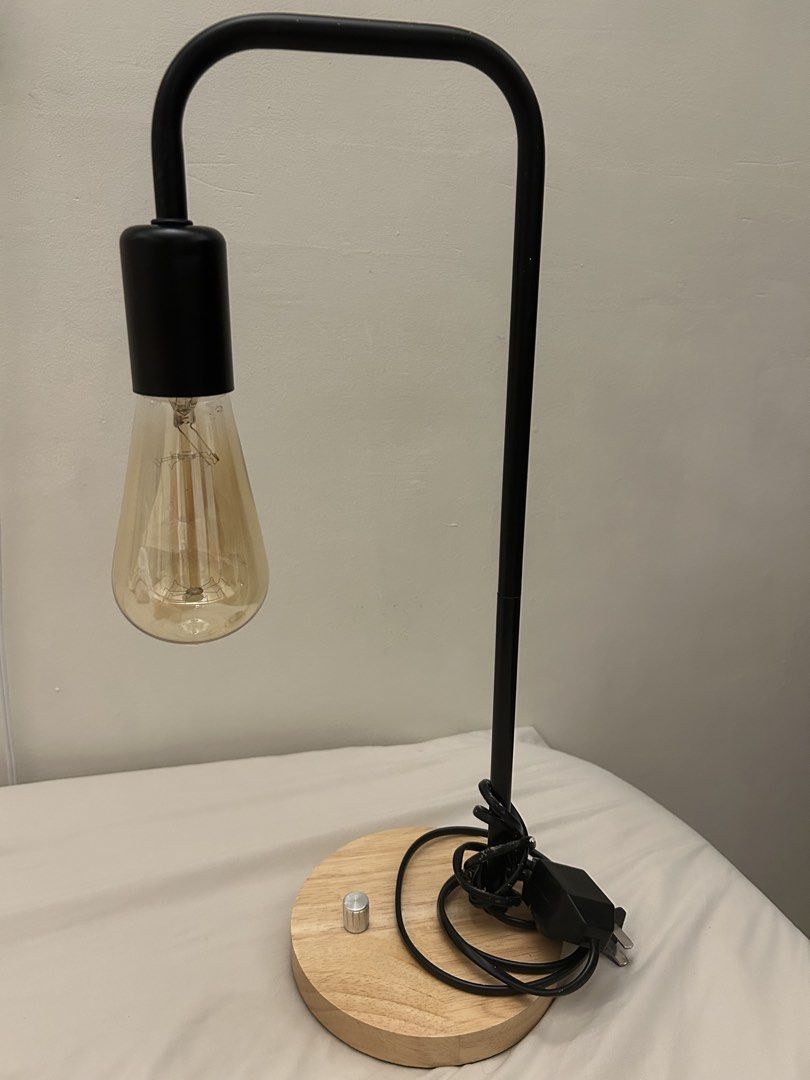 vintage Lamp (Category: Lighting) located in San Luis. Submitted by pixiesparkle001 (Listing ID 1458870821, Image 2). Description: vintage lamp with free bulb!!! perfect to elevate your cozy place. Got it last year (2025) rfs: declutterring ⚠️ NO ISSUES.