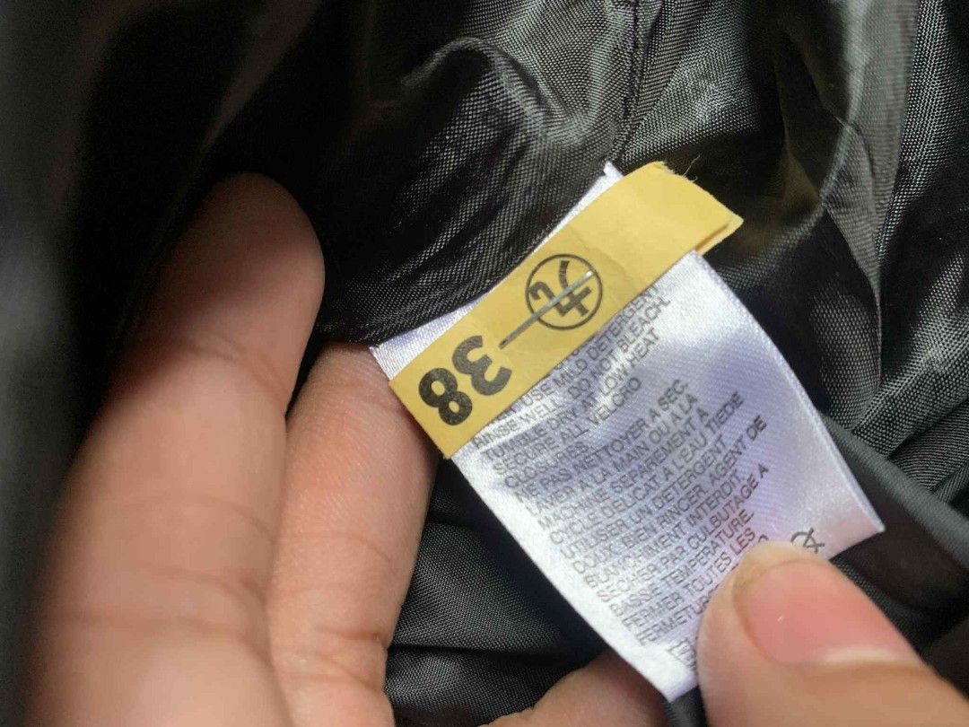 Vintage North Face Summit Series Gore-Tex Mountain Shell Jacket (Category: Coats, Jackets and Outerwear) located in Quezon City. Submitted by 1_10806 (Listing ID 1458782356, Image 3). Description: 23W x 27L Dimensions - can fit midium to large - dark blue hood windbreaker from The North Face - premium quality material, ideal for windy days heavy rain and light rain - Full zip front - Two zippered front pockets for secure storage - Adjustable hood