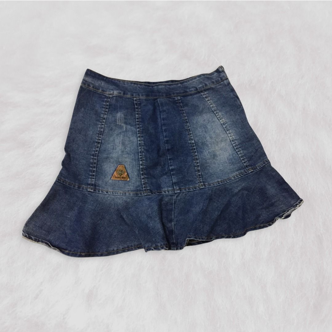 Vintage-Style Denim Skirt (Category: Skirts) located in Calamba. Submitted by chlhb (Listing ID 1458845578, Image 1). Description: - w: 26-27" - l: 14".