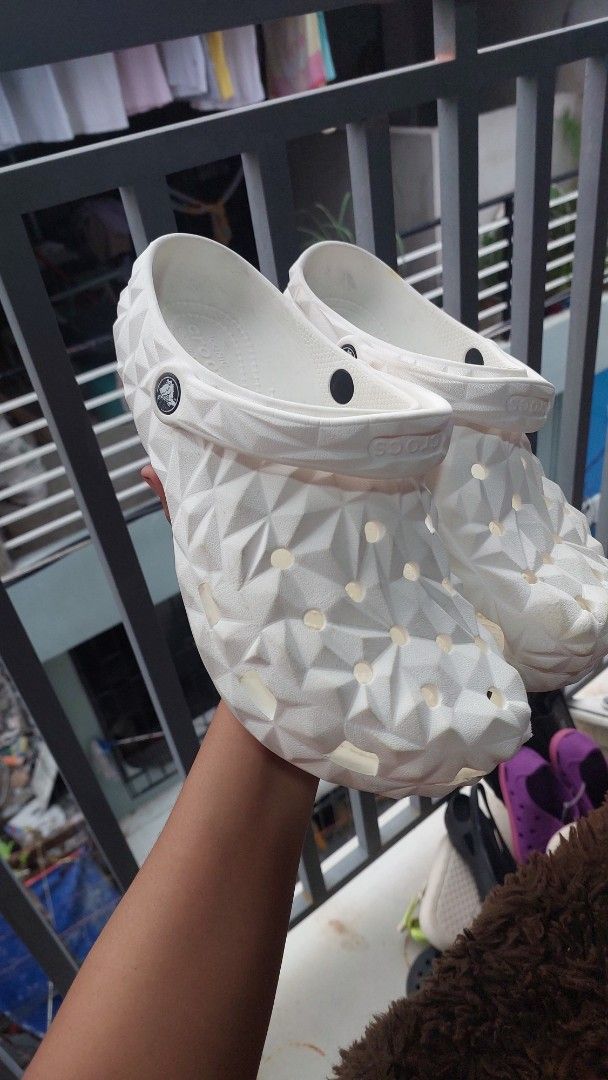 White Crocs with Geometric Pattern (Category: Slippers & Slides) located in Quezon City. Submitted by kimlynandaya (Listing ID 1458777837, Image 3). Description: - White Crocs clogs - Unique geometric pattern on outer material - Easy slip-on and off design - Ideal for casual wear or around the house - Crocs logo visible on strap and sole - Versatile footwear size: M8 @ W10 27 cm may konting issue po pa check nalng po sa last picture. .