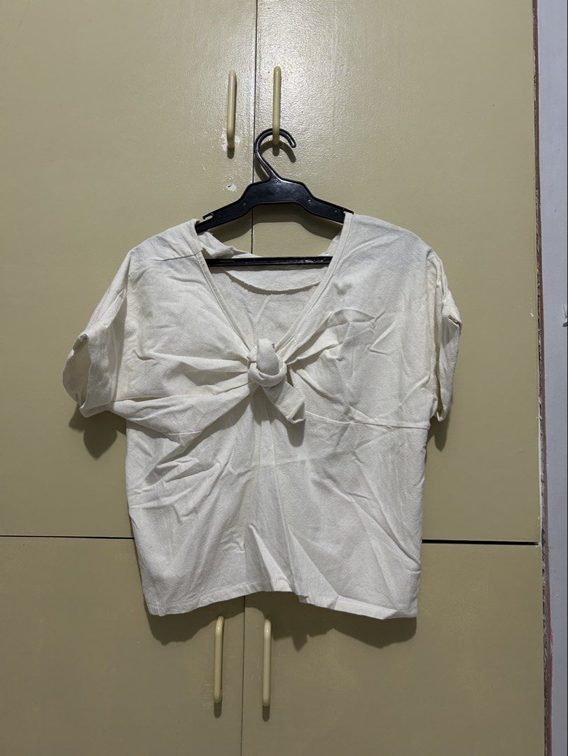 White Tie-Front Crop Top (Category: Blouses) located in San Pedro. Submitted by annasant.s (Listing ID 1458744387, Image 1). Description: - Cute white crop top - Tie-front detail - Short sleeves - Relaxed fit - Pairs well with high-waisted jeans or skirts - Versatile for casual or dressed-up looks - Soft and breathable material.