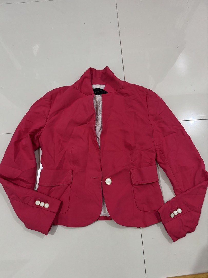 Zara Basic blazer (Category: Coats, Jackets and Outerwear) located in Manila. Submitted by chaxreyy (Listing ID 1458857505, Image 1). Description: -Size small -needs wash.