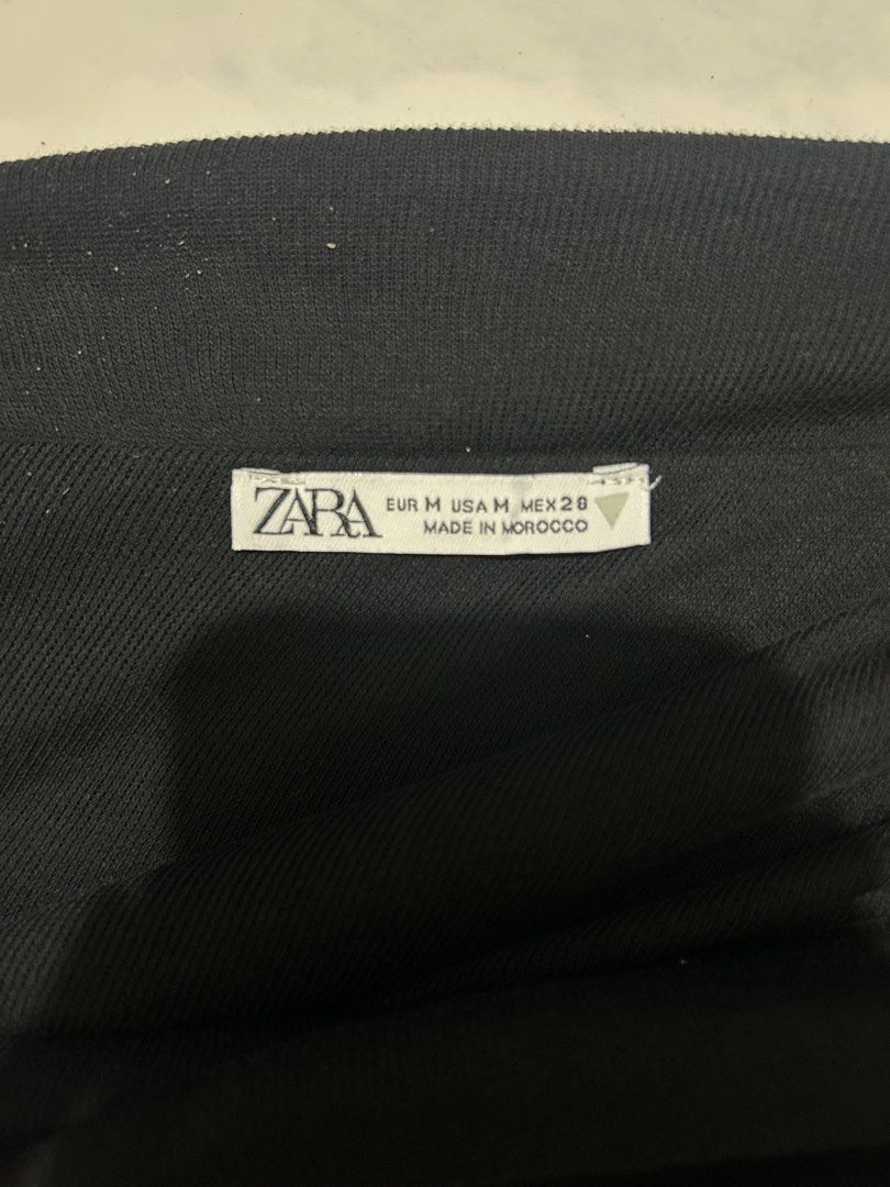 Zara Black Off-Shoulder Ruched Top Size M (Category: Blouses) located in San Pedro. Submitted by annasant.s (Listing ID 1458748407, Image 2). Description: - Zara Black Off-Shoulder Top - Size: Medium (M) - Features: Ruched side detail, lettuce hem - Origin: Made in Morocco - Style: Perfect for dressing up or down.