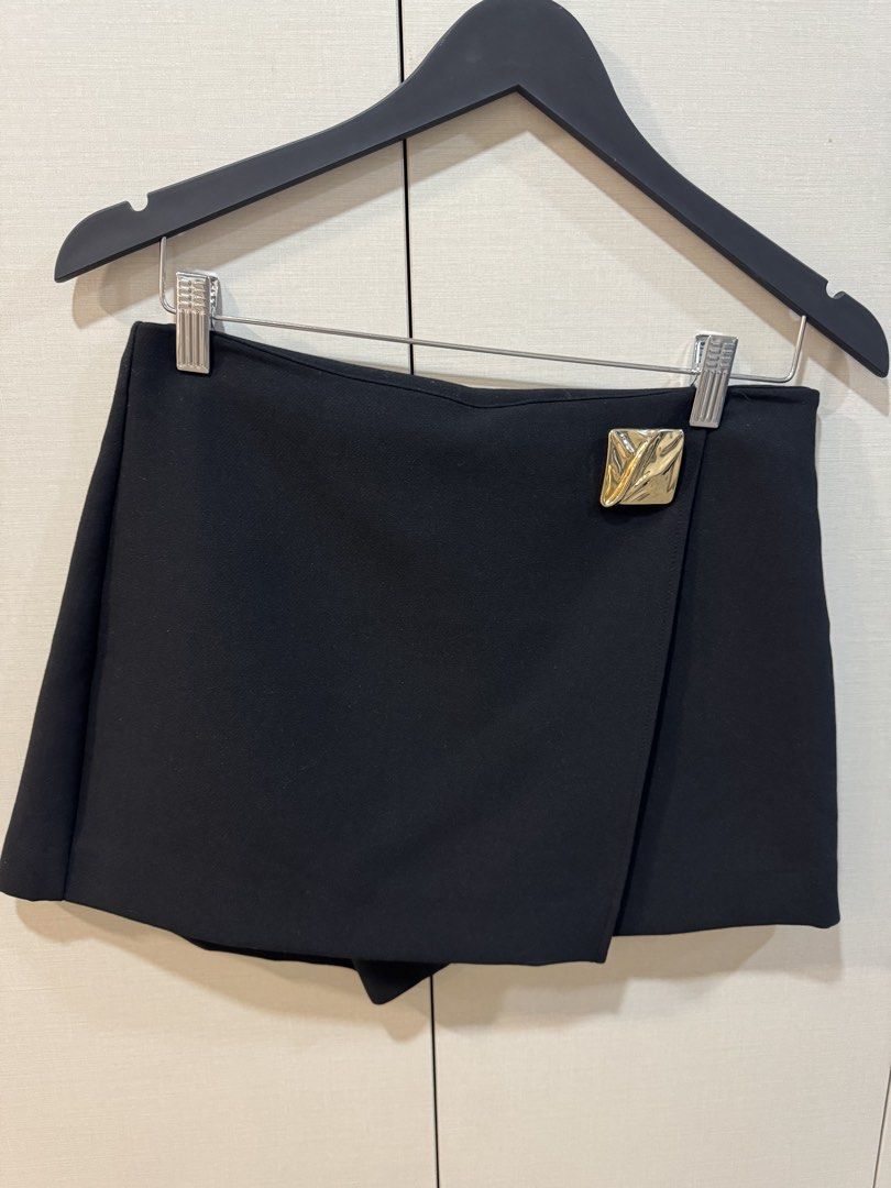 Zara Black Skort (Medium) (Category: Skirts) located in Quezon City. Submitted by declutter_cts (Listing ID 1458823770, Image 2). Description: Bought for 1695 Steal already!.