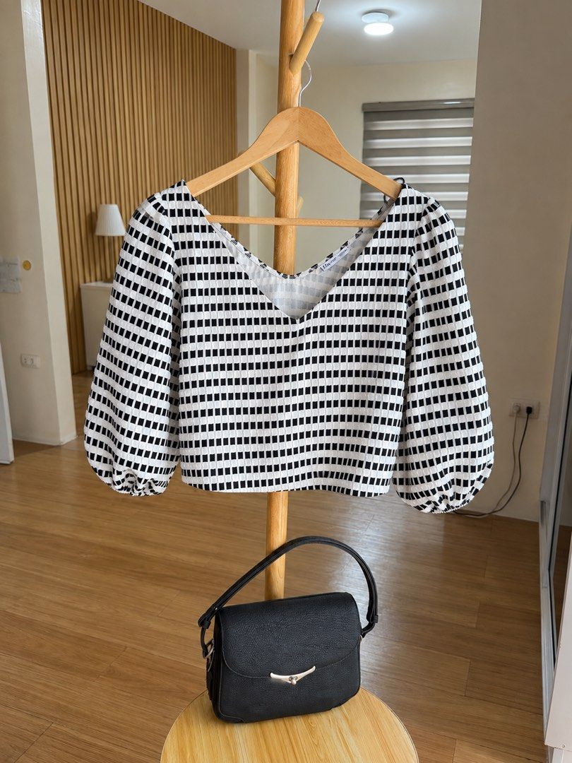 ZARA crop top (Category: Blouses) located in Angeles City. Submitted by LoveDainty (Listing ID 1458721660, Image 1). Description: ✔️S on Tag. Can Fit S-Semi M. No Flaws ✔️ 2 days reservation only ✔️ No return, No exchange ✔️ No Shoppe Check out ✔️ Please Manage your expectations ✔️ NO Rush shipping ✔️Shipping via LBC, J&T, JRS, Mr. Speedy. Lalamove & Grab within Nearby areas only .