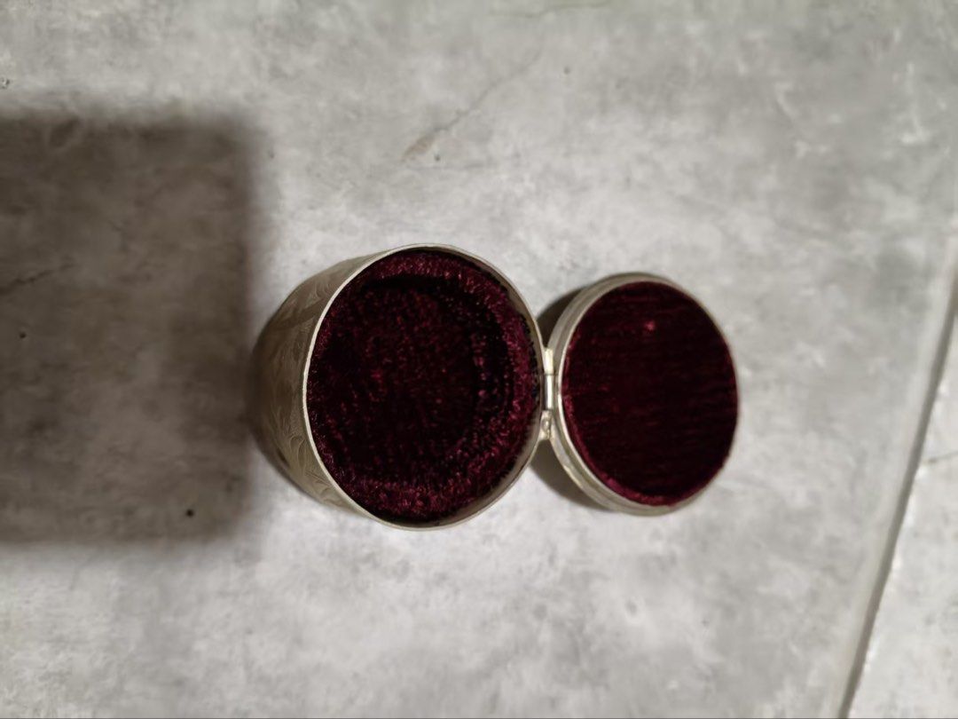 Accessory box (Category: Accessory holder, box & organizers) located in Singapore. Submitted by cloudy69 (Listing ID 1453736049, Image 2). Description: Vintage accessory box with hand-painted lid and velvet lining. Ideal for small jewelry or trinkets..