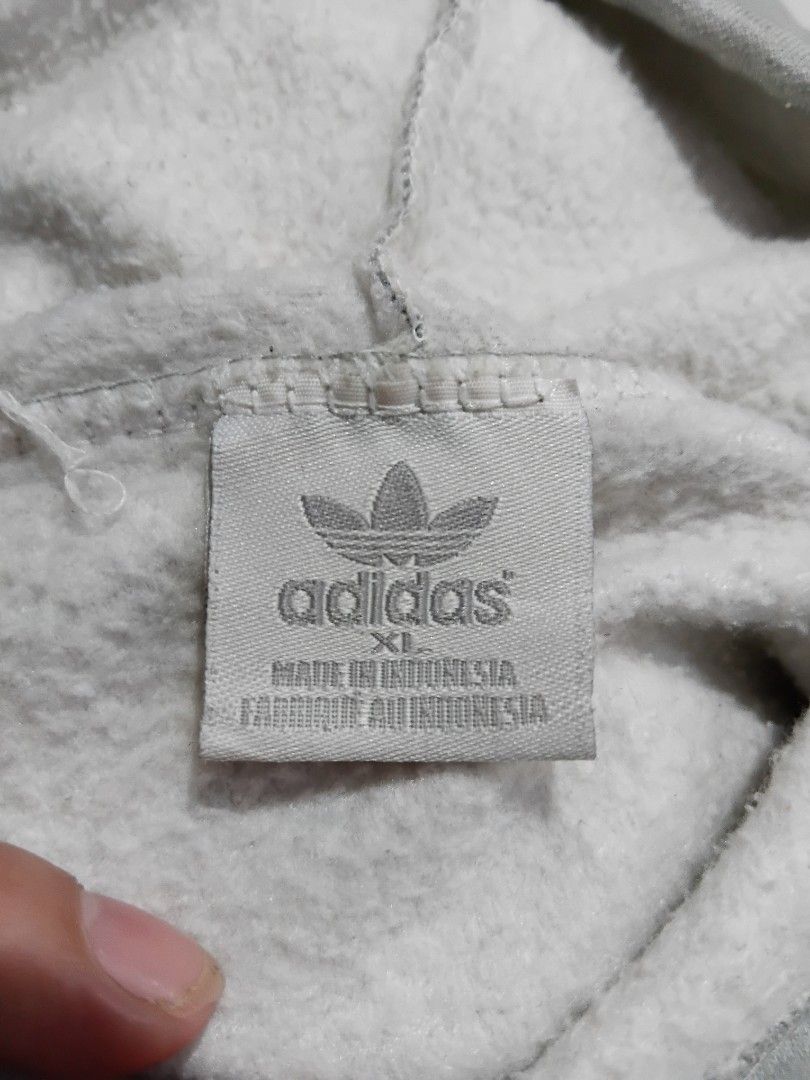ADIDAS ESSENTIALS 3 STRIPES PULL OVER HOODIE (Category: Coats, Jackets and Outerwear) located in General Mariano Alvarez. Submitted by adonid (Listing ID 1453666611, Image 3). Description: ORIGINAL ADIDAS ESSENTIALS 3 STRIPES PULL OVER HOODIE GOOD CONDITION NORMAL SIGN OF USAGE ONLY. W40 L26.