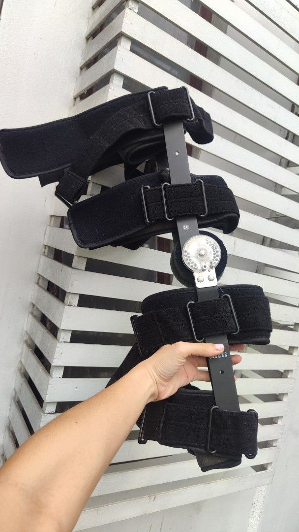 Adjustable Hinged Knee Brace (for ACL) (Category: Braces, Support & Protection) located in Quezon City. Submitted by miasellvador (Listing ID 1453723213, Image 2). Description: - Adjustable hinged knee/acl brace -0-90 - Provides excellent support and stability - Multiple straps for a secure and customized fit - Hinges allow for controlled range of motion - Perfect for post-surgery recovery or injury support - Please check photos for detailed cond