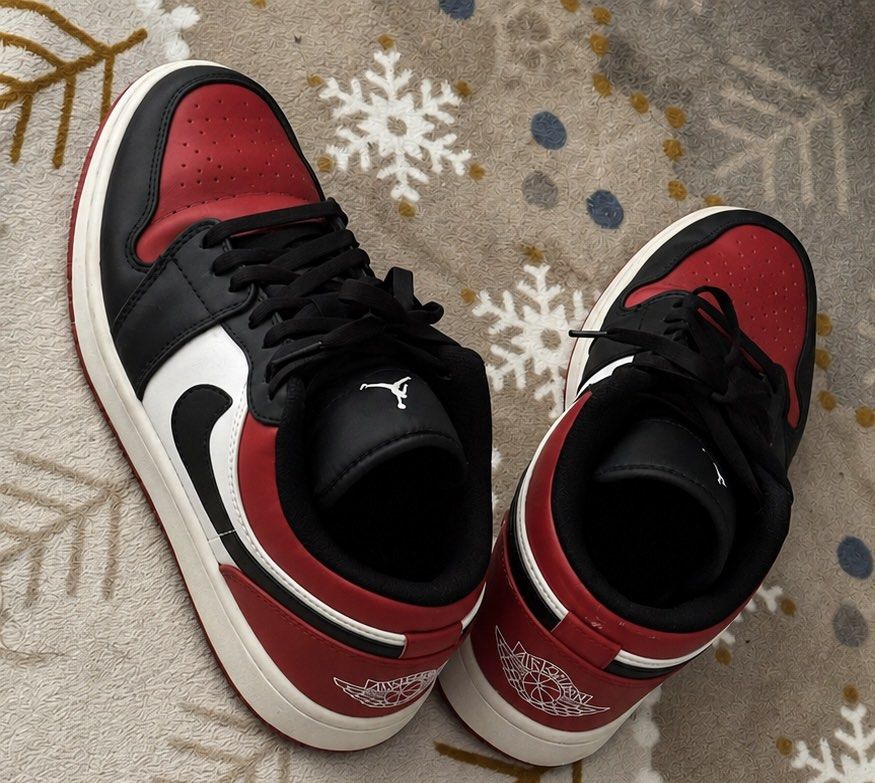 Air Jordan 1 Low Chicago Black Toe (Category: Sneakers) located in Cabanatuan. Submitted by dgbordador (Listing ID 1453658542, Image 2). Description: - Classic Air Jordan 1 Low - Iconic Chicago Black Toe colorway - Size: US 10 - Perfect for your collection - No box .