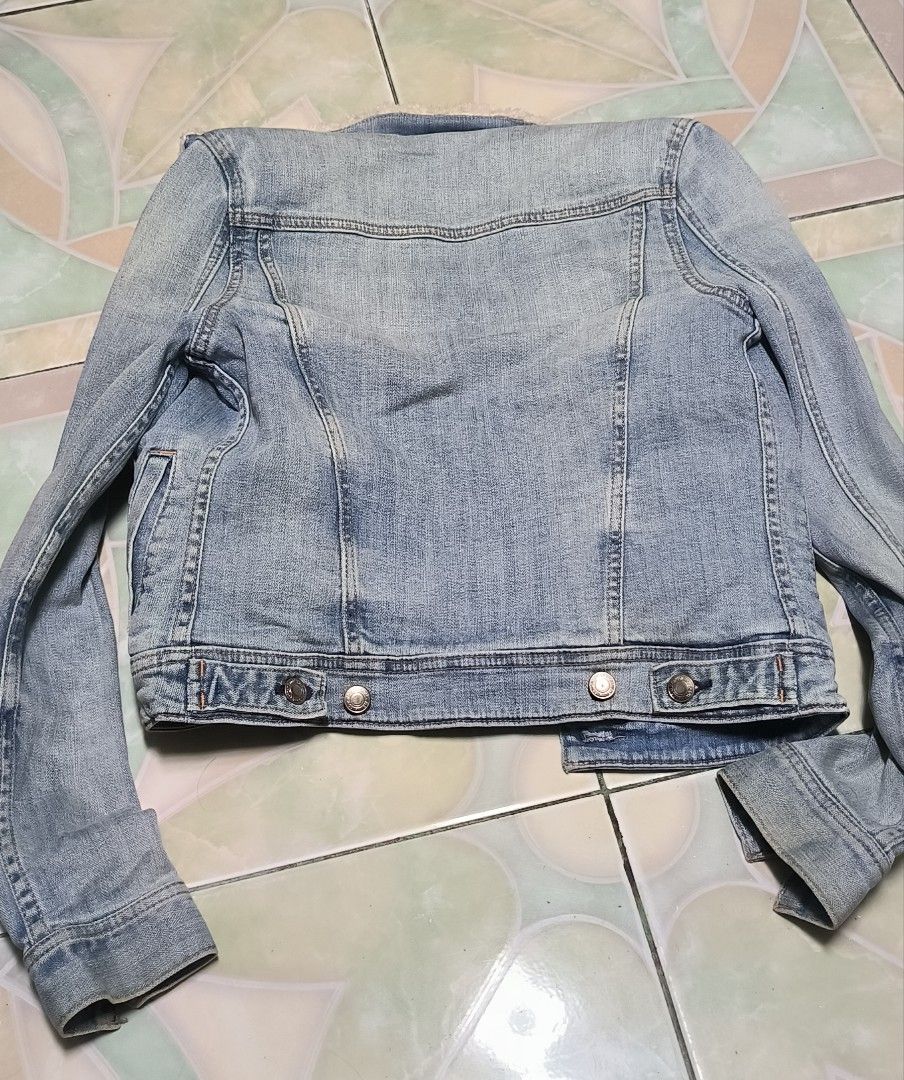 American Outfitters Sherpa Lined Denim Jacket (Category: Coats, Jackets and Outerwear) located in Manila. Submitted by itsmelawrence (Listing ID 1453806074, Image 3). Description: - Classic blue denim jacket - Lined with warm sherpa for extra coziness - Button-up front and cuffs - Two chest pockets and two side pockets - Ideal for cooler weather - American Outfitters brand.