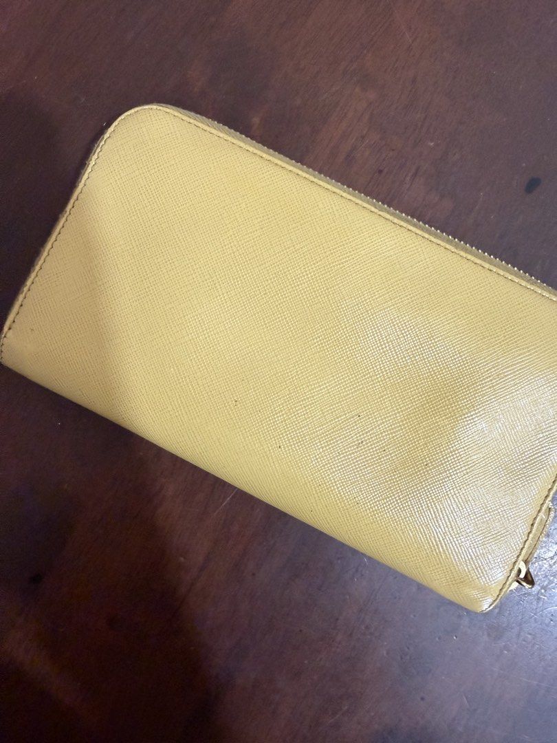 Auth Prada Wallet (Category: Luxury Bags & Wallets) located in Cebu City. Submitted by shopnsave2015 (Listing ID 1453646084, Image 3). Description: In good condition Riri zipper and Working zipper No discoloaration With minimal rubs No card included, nawala .