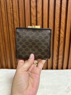 (Category: ) located in . Submitted by luxshoppe88 (Listing ID 1453710082, Image 1). Description: .