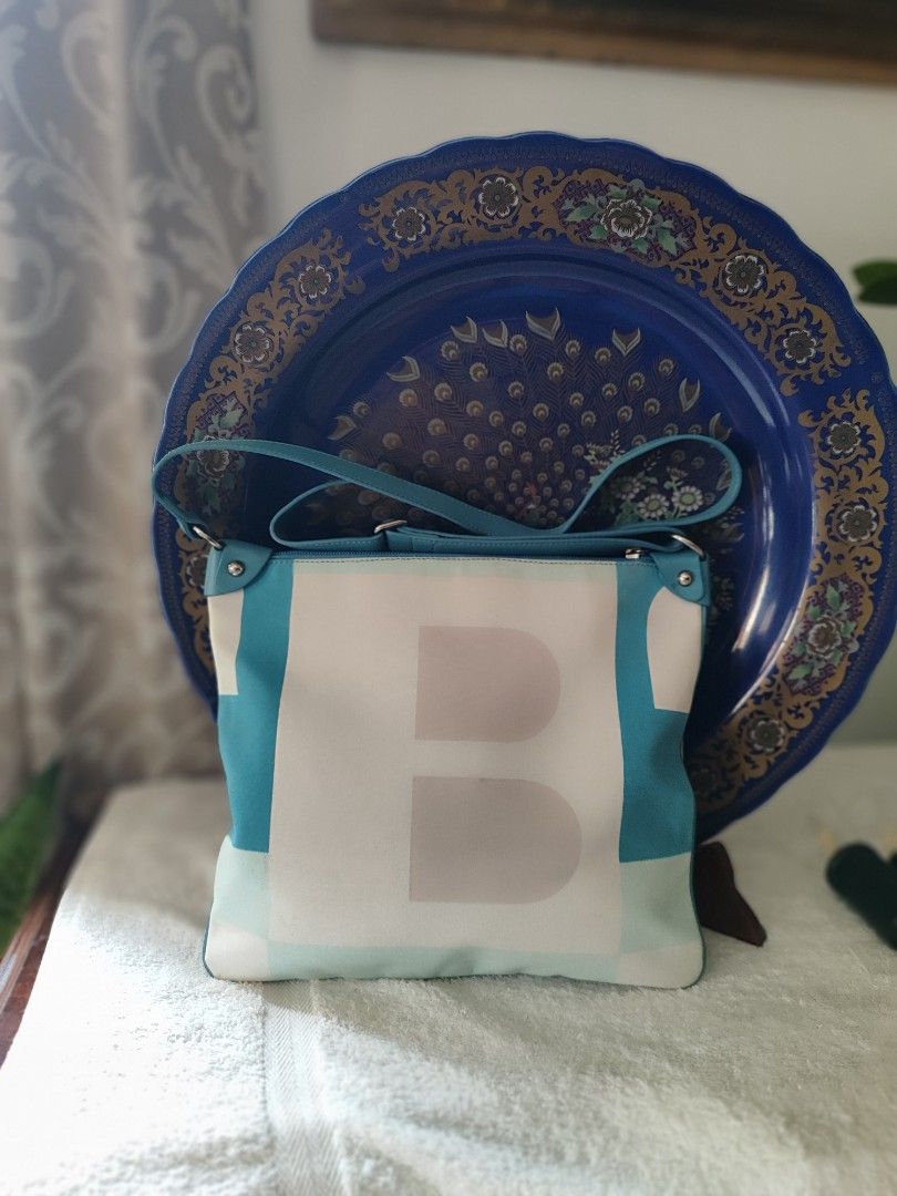 Bally Bottine (Category: Luxury Bags & Wallets) located in Bacolod City. Submitted by johnthrift (Listing ID 1453701836, Image 1). Description: Bally Bottine Authentic Cross-body Rare piece Solid condition With Card Almost New parang bumili ka lang din nang bago kahit vintage na to😁 Dm me if your interested💌.