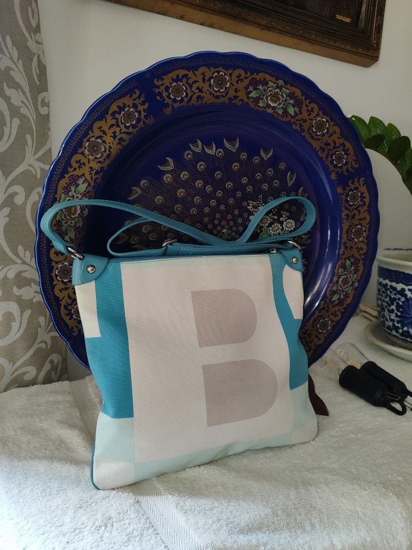 Bally Bottine (Category: Luxury Bags & Wallets) located in Bacolod City. Submitted by johnthrift (Listing ID 1453701836, Image 2). Description: Bally Bottine Authentic Cross-body Rare piece Solid condition With Card Almost New parang bumili ka lang din nang bago kahit vintage na to😁 Dm me if your interested💌.