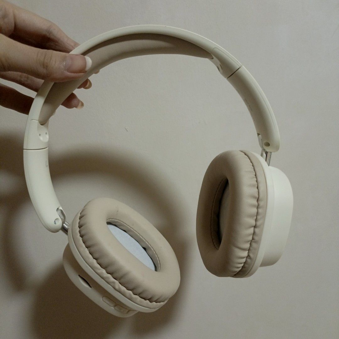 Beige Bluetooth Headphones (working but w issue) (Category: Headphones & Headsets) located in Batangas. Submitted by forkeepsxo_ (Listing ID 1453733683, Image 1). Description: •great condition sa appearance, walang major flaws at malinis pa pati leather •buttons are also working well, also changing well •❗ DEFECT: working sya pero mahina ang right, and may piece na kumakalog sa loob nya. left ear is perfectly working though. please manage your ex