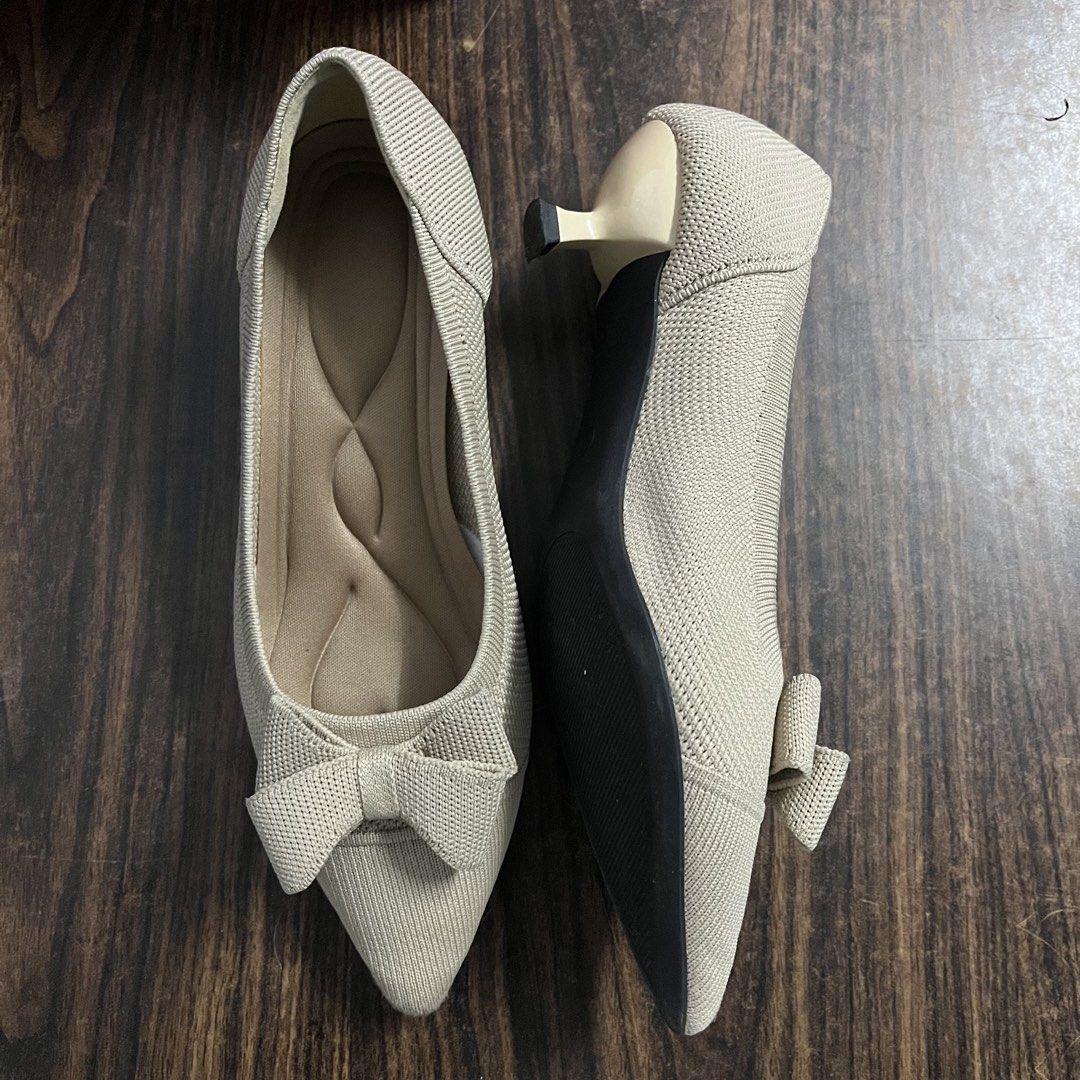 Beige Knit Pointed Toe Heels with Bow Detail (Category: Heels) located in Valenzuela. Submitted by musearchive (Listing ID 1453802762, Image 2). Description: 25cm insole 40 size Cleaned soles Rfs: bought flats Jnt/lalamove Gcash/maribank.
