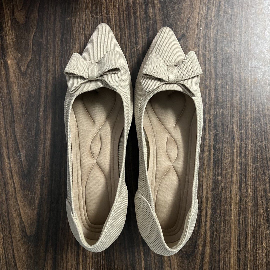 Beige Knit Pointed Toe Heels with Bow Detail (Category: Heels) located in Valenzuela. Submitted by musearchive (Listing ID 1453802762, Image 1). Description: 25cm insole 40 size Cleaned soles Rfs: bought flats Jnt/lalamove Gcash/maribank.