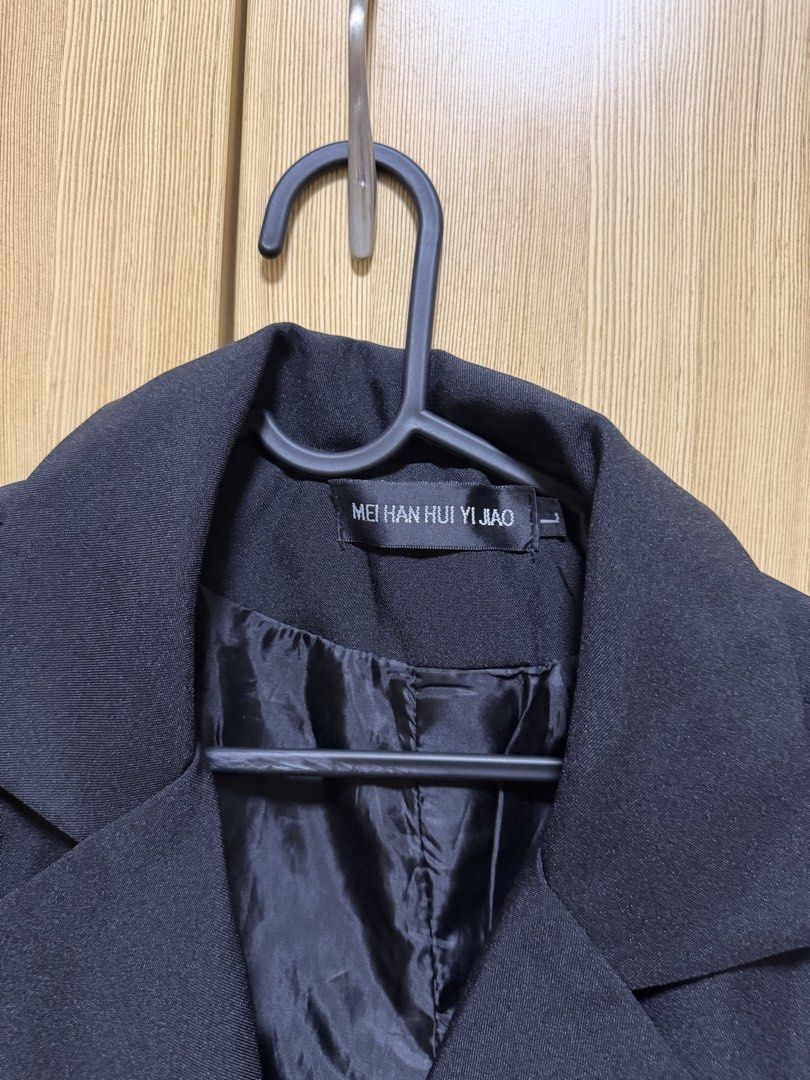 Black Blazer (Category: Coats, Jackets and Outerwear) located in Mandaluyong City. Submitted by _jdeclutters (Listing ID 1453741641, Image 2). Description: .