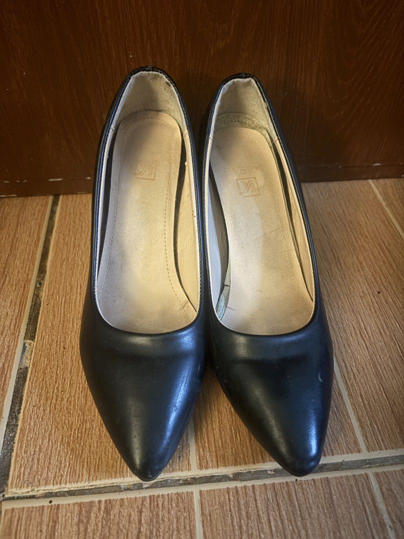 Black Pointed Toe Block Heels (Category: Heels) located in Manila. Submitted by konbanwarigato (Listing ID 1453647529, Image 3). Description: - Classic black pointed toe heels - Comfortable chunky block heel for stability - Versatile: perfect for work, school or going out - Easily pairs with any outfit - minimal dents - functional - size 37.