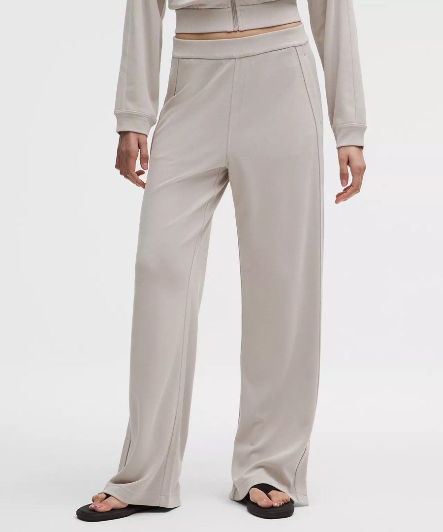 BNWT Lululemon Softstreme Pique High Rise Pant (Category: Activewear) located in Cebu City. Submitted by thegoodcatchceb (Listing ID 1453799292, Image 2). Description: 10/10 Never worn Only fitted Color: 10/10 (No fading) Size: Medium Asian Fit .
