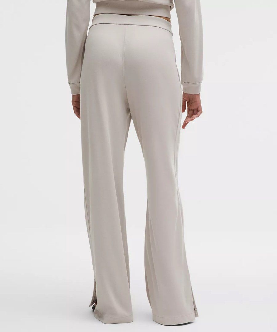 BNWT Lululemon Softstreme Pique High Rise Pant (Category: Activewear) located in Cebu City. Submitted by thegoodcatchceb (Listing ID 1453799292, Image 3). Description: 10/10 Never worn Only fitted Color: 10/10 (No fading) Size: Medium Asian Fit .