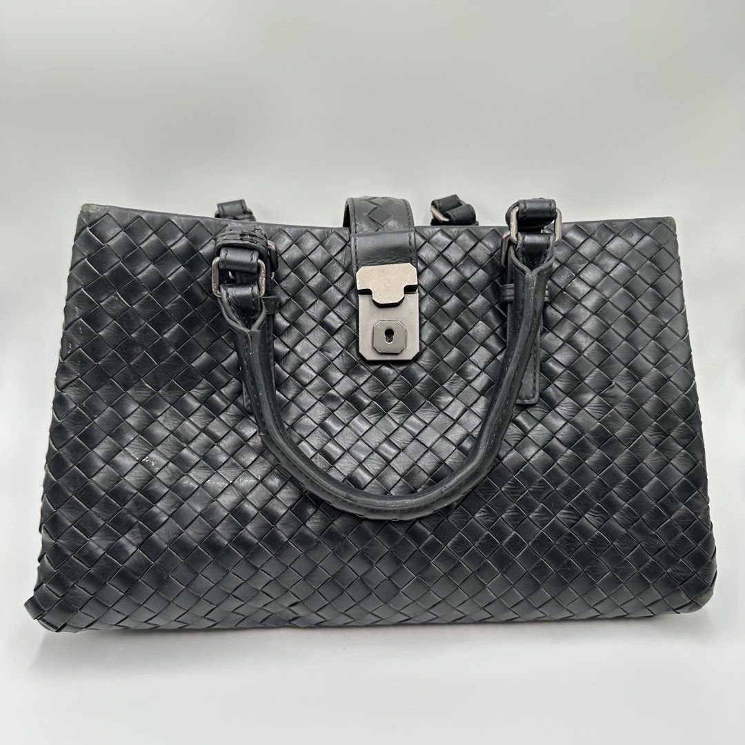 Bottega Veneta handbag (Category: Luxury Bags & Wallets) located in Talavera. Submitted by puppyinsane (Listing ID 1453764197, Image 1). Description: Authentic bottega veneta bag Issue: missing lang po sling nya the rest sariwa ba po okay na okay pa pwedi handbag or kili-kili bag No other issue .
